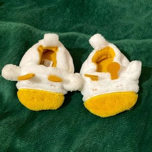 Cute little giraffe slipper for newborn, nice and warm and comfy :)